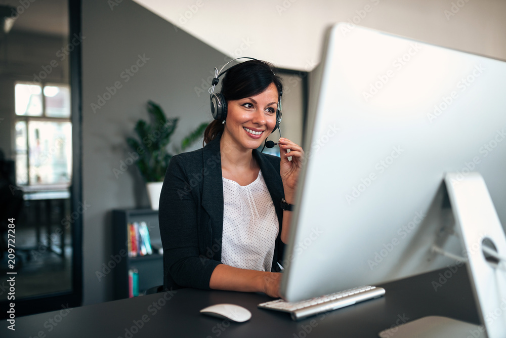 戴着耳机在办公室工作的女性咨询经理。