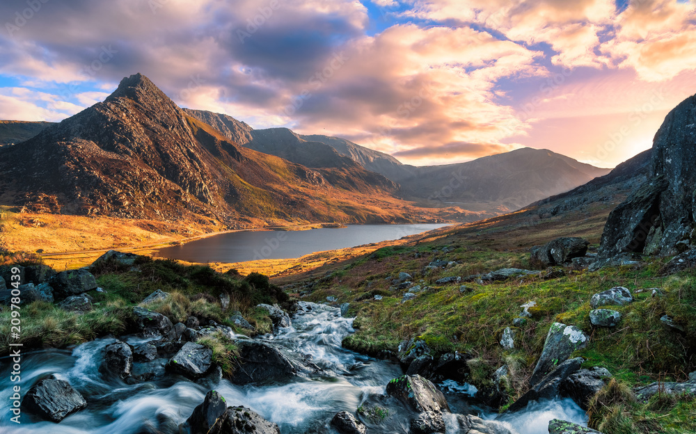 一条奔腾的河流流经威尔士的山脉