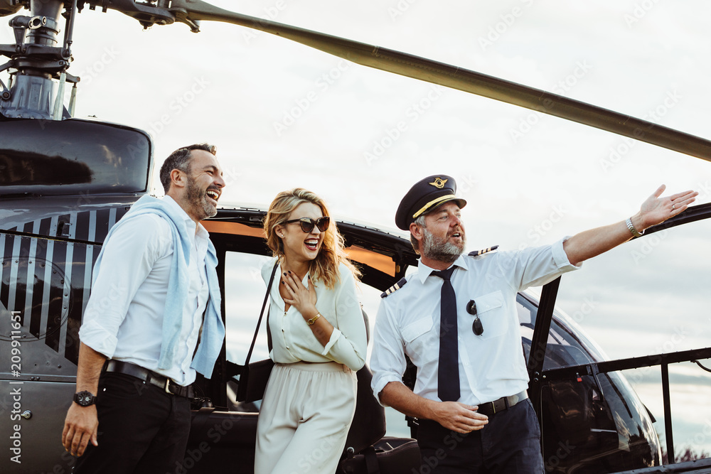 与飞行员一起乘坐私人直升机微笑的情侣