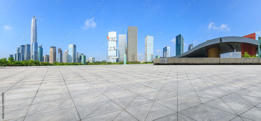中国深圳空荡荡的广场层和现代城市商业建筑全景