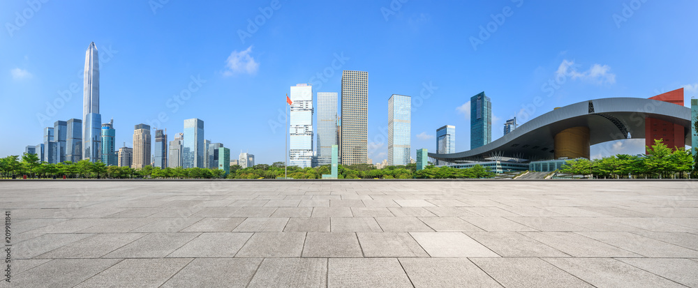 中国深圳空荡荡的广场层和现代城市商业建筑全景