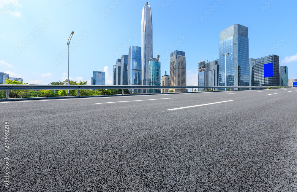 中国深圳空旷的柏油路和现代城市商业建筑全景