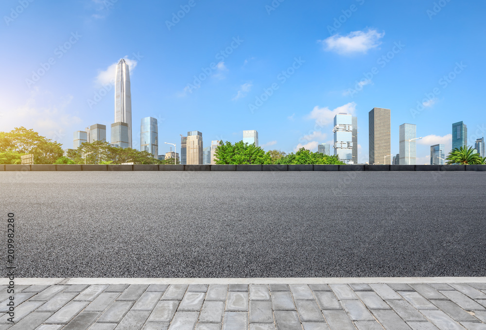 中国深圳的空沥青路和现代城市商业建筑全景
