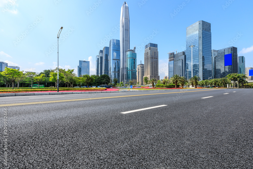 中国深圳的空柏油路和现代城市商业建筑