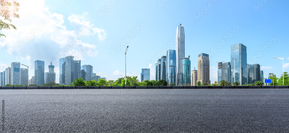中国深圳空旷的柏油路和现代城市商业建筑全景