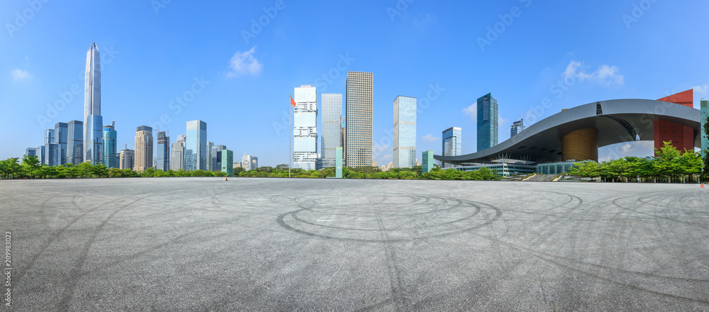 中国深圳的沥青广场和现代城市商业建筑