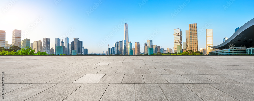 中国深圳空旷的广场层和现代城市天际线全景
