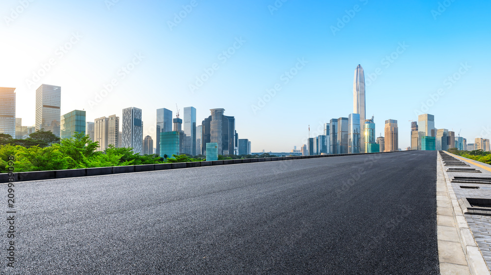 中国深圳空旷的柏油路和现代城市天际线全景