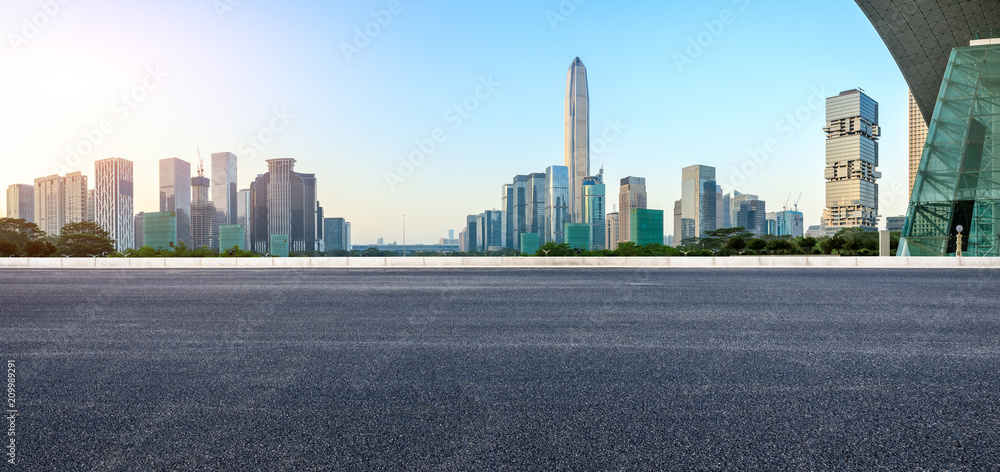中国深圳空旷的柏油路和现代城市天际线全景