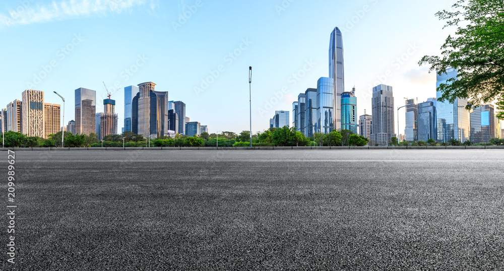 中国深圳沥青广场路与现代城市天际线全景