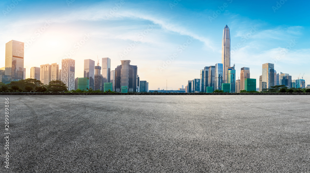 中国深圳沥青广场路和现代城市天际线全景