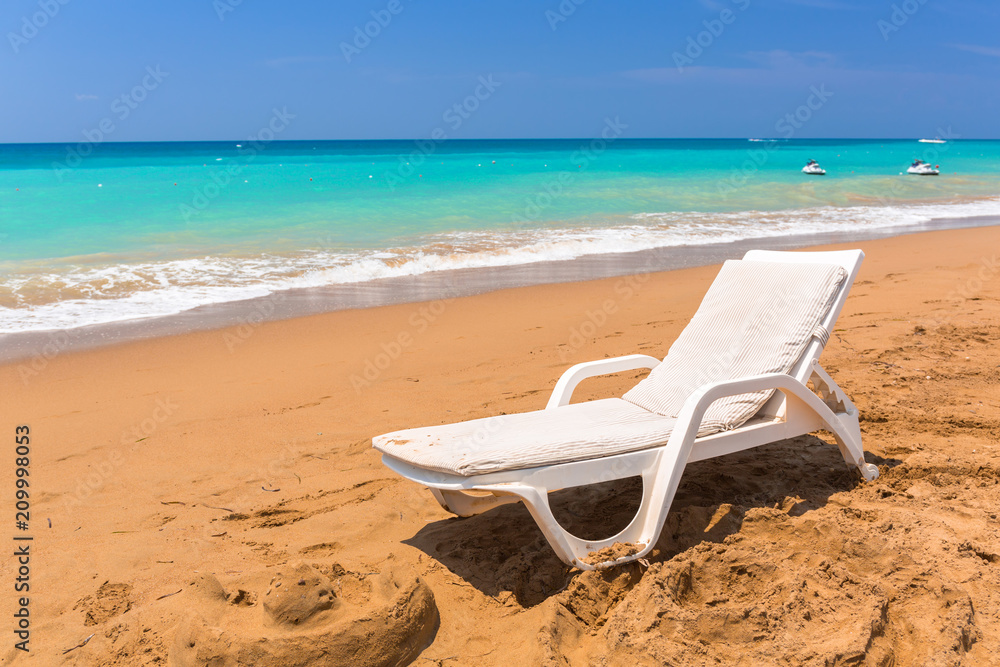 锡德附近土耳其里维埃拉海滩上的日光躺椅