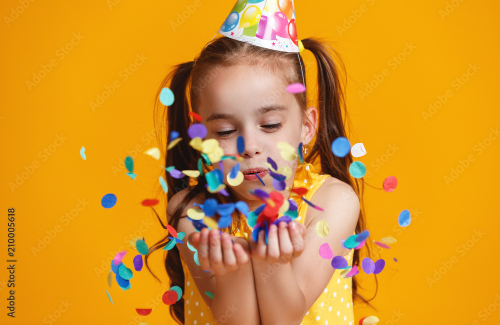 黄色背景五彩纸屑的小女孩生日快乐