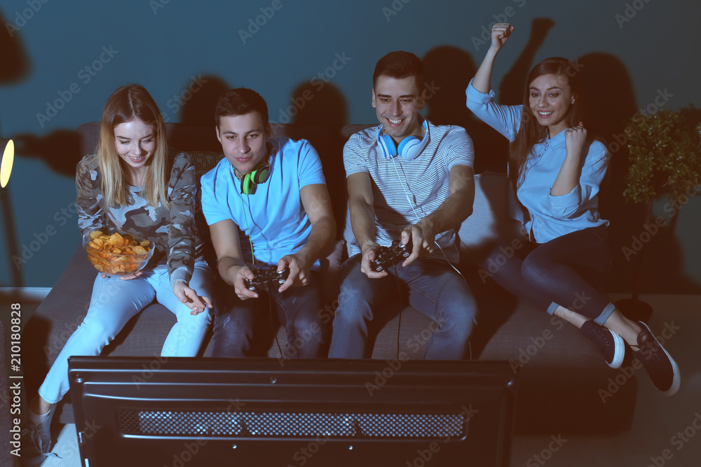 年轻人晚上在家玩电子游戏