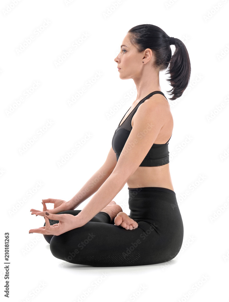 在白色背景下练习瑜伽的年轻女性