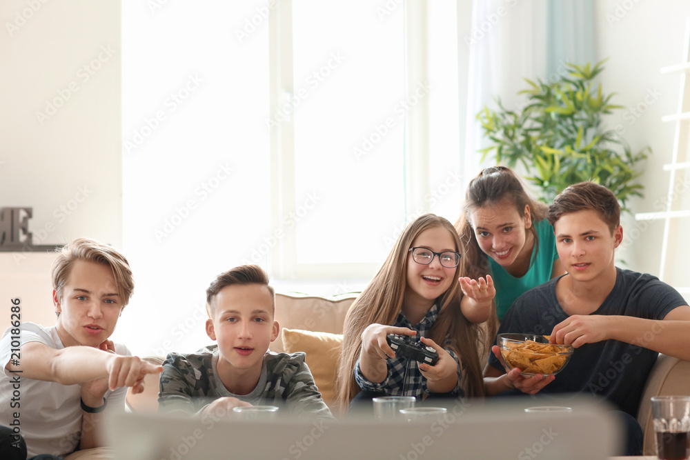 青少年在家玩电子游戏