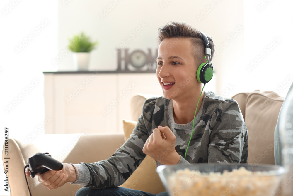 青少年在家玩电子游戏