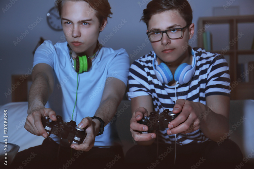 青少年深夜在家玩电子游戏