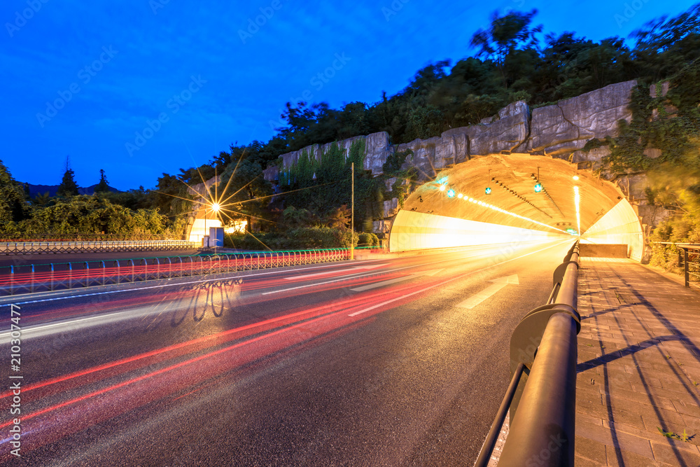 夜间公路隧道，交通理念