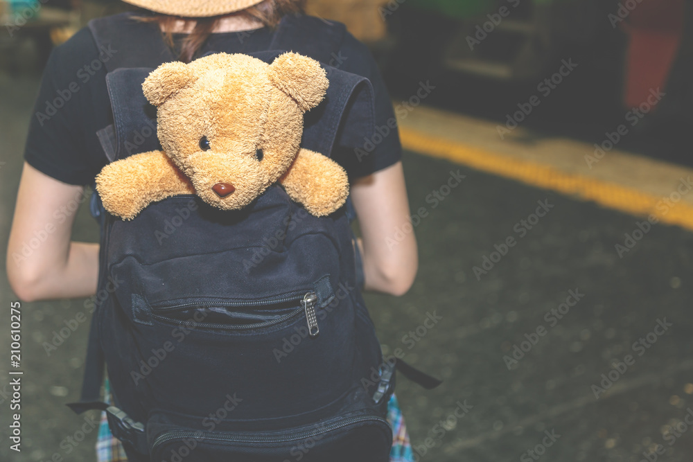 迷人的美女独自带着泰迪熊旅行。迷人的美女总是