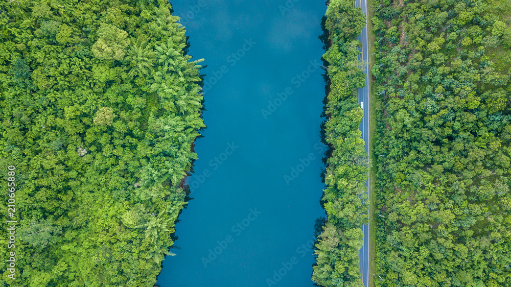 鸟瞰汽车和河流、树木和森林周围的道路轨迹，鸟瞰道路t