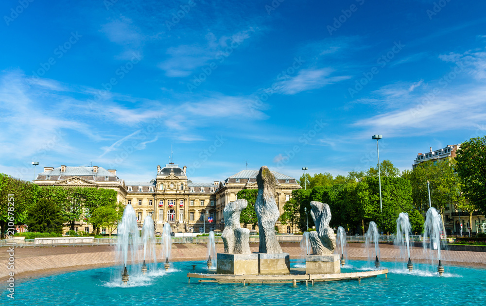 法国里尔府前的喷泉