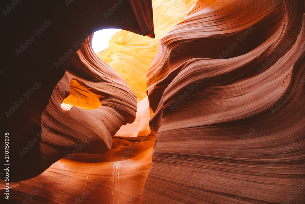 美国亚利桑那州羚羊峡谷令人惊叹的砂岩地层