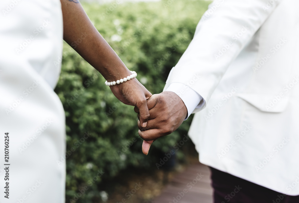 非洲裔美国人夫妇在岛上结婚