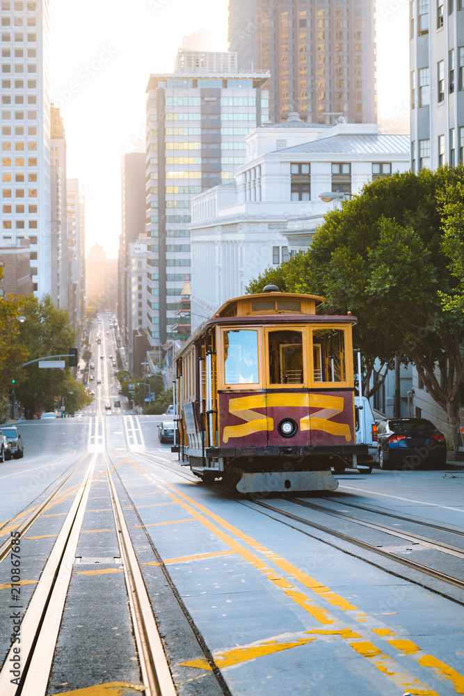 美国加利福尼亚州日出时加利福尼亚街上历史悠久的旧金山缆车