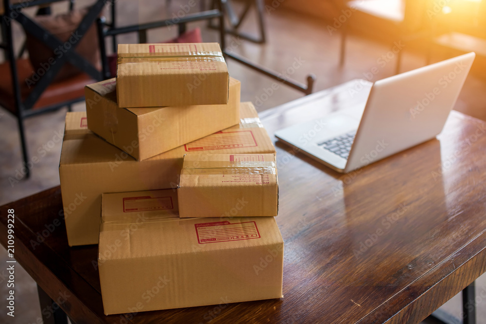 创业小企业主工作场所的包装配件，用于在线服务的纸板包裹盒
