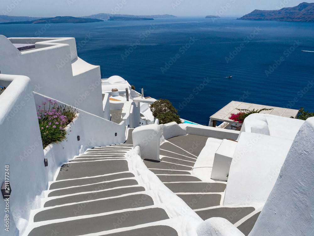 希腊圣托里尼岛上的台阶和白色建筑。美丽的夏季景观，海景。