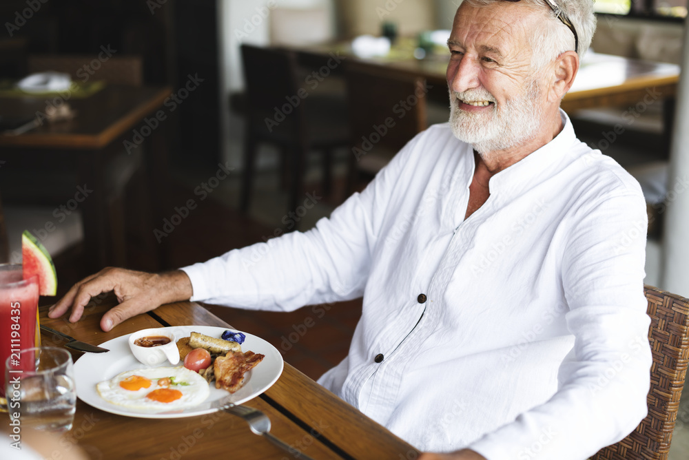 老人在酒店吃早餐