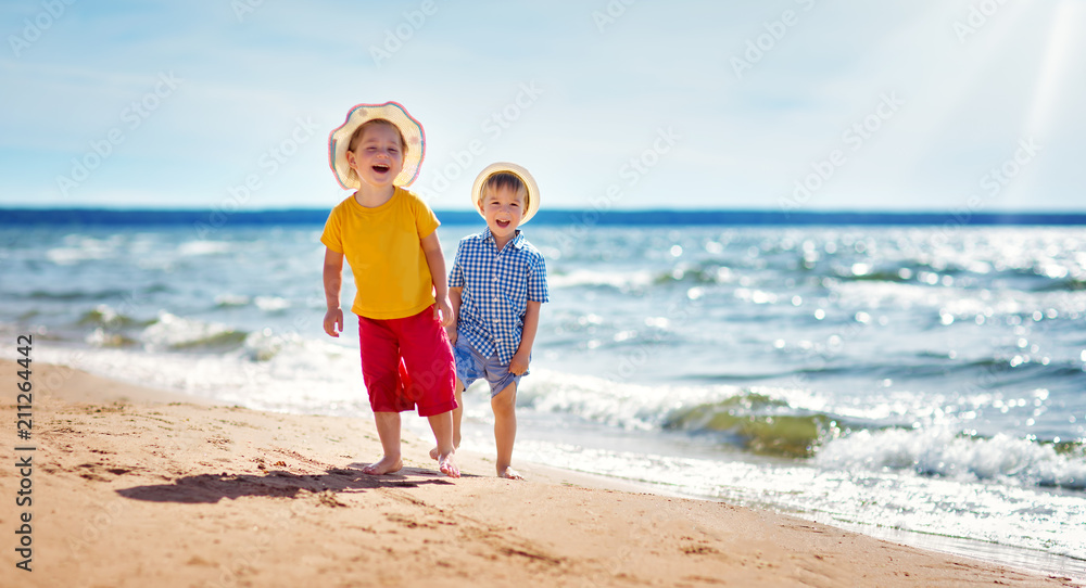 男孩和女孩在海滩上玩耍