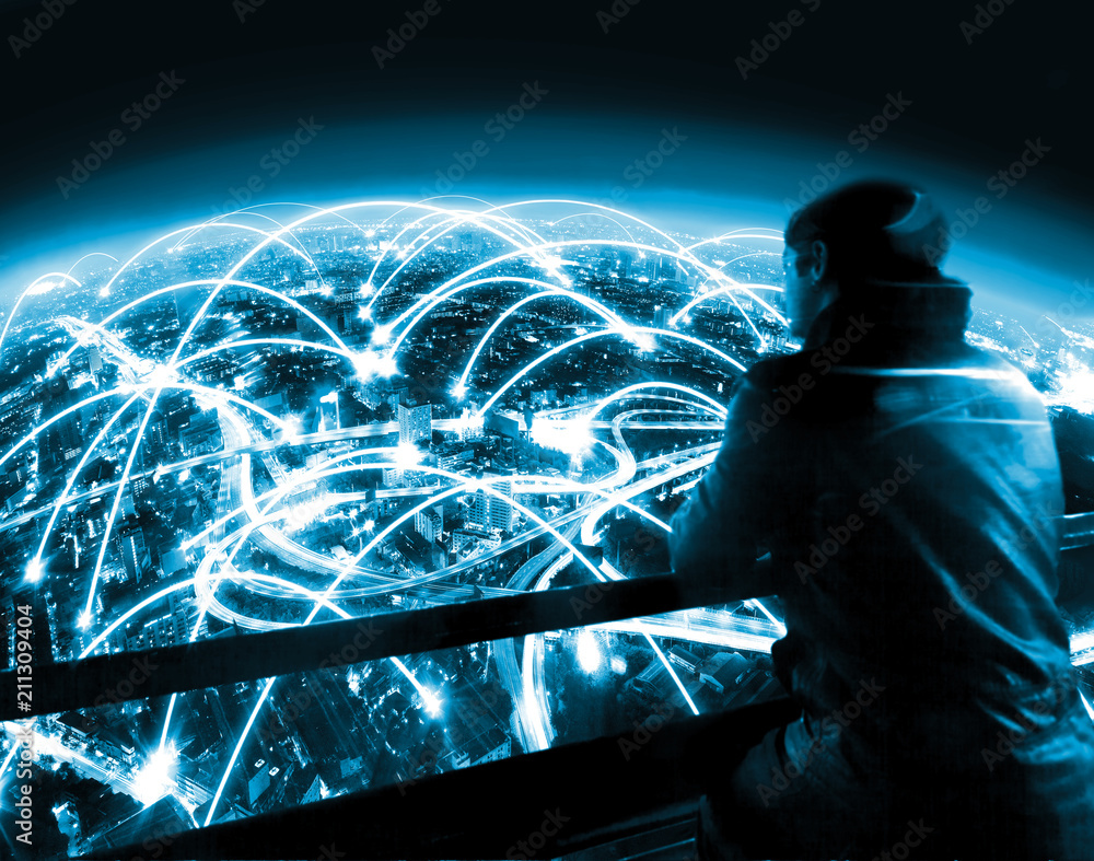 Hombre mirando al paisaje urbano por la noche y concepto de internet. Diseño futuristico de trabajo 