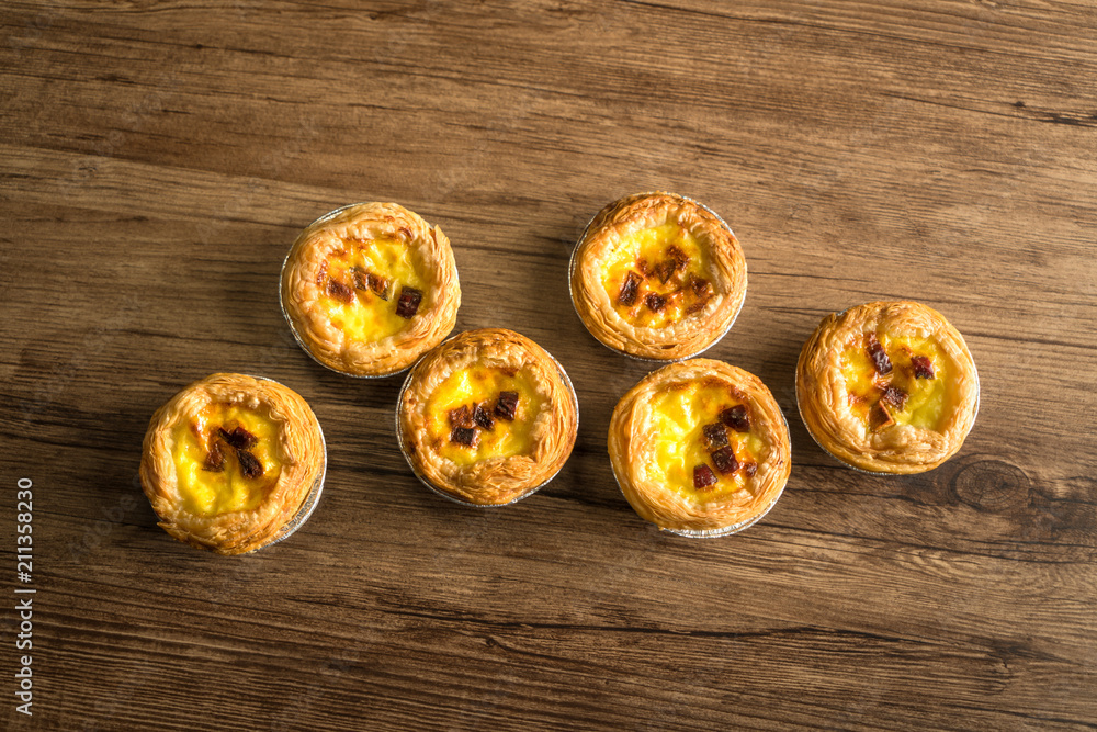 Egg tarts with wooden backgrounds