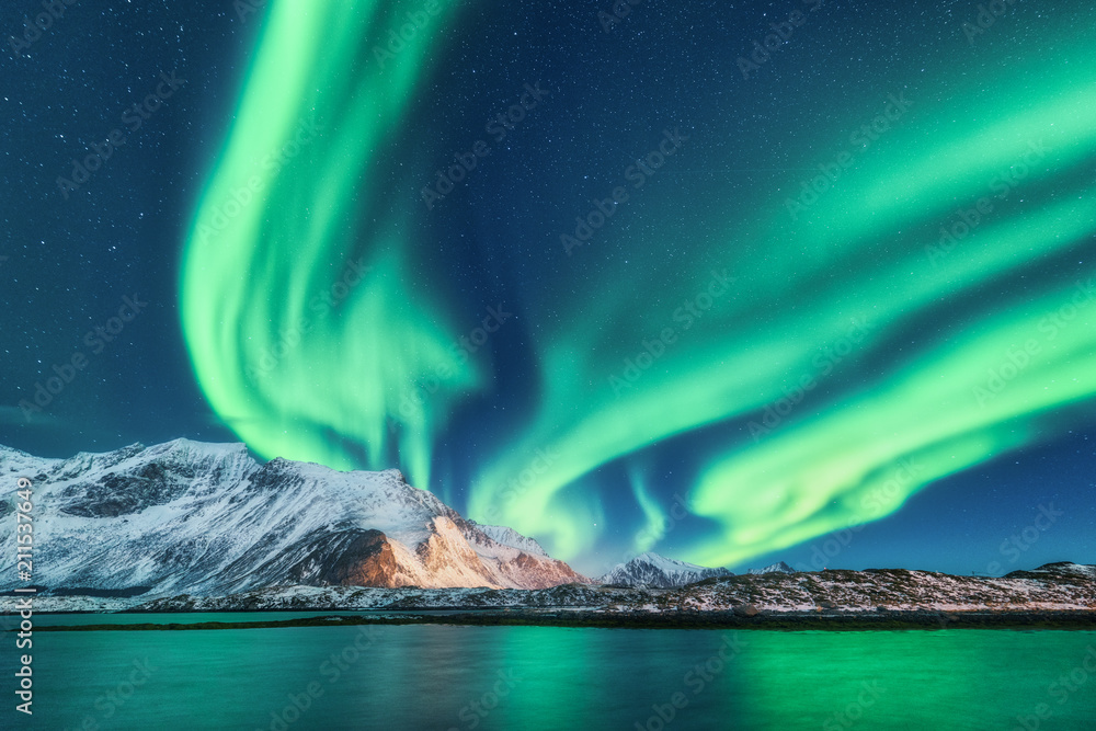 挪威罗弗敦群岛的绿色北极光。北极光。带极光的星空。Nig