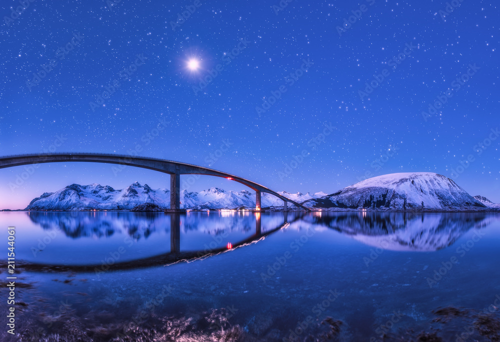 桥和紫色的星空，水中有美丽的倒影。有桥的夜景，白雪皑皑