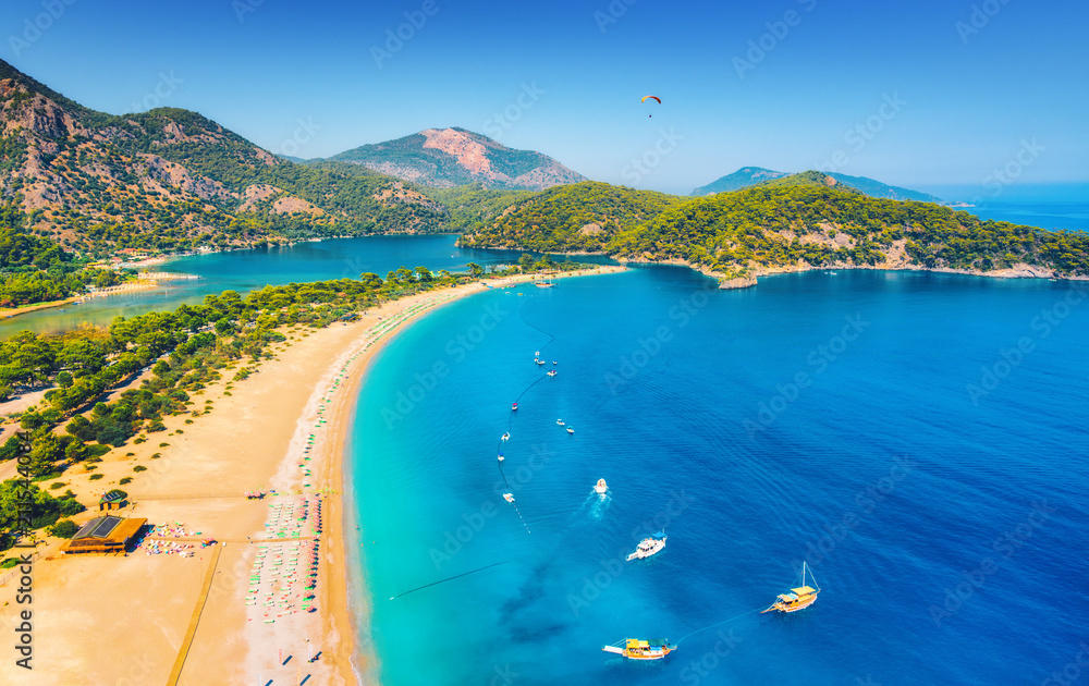 土耳其奥卢代尼兹蓝色泻湖令人惊叹的鸟瞰图。海水、船只和ya的夏季景观