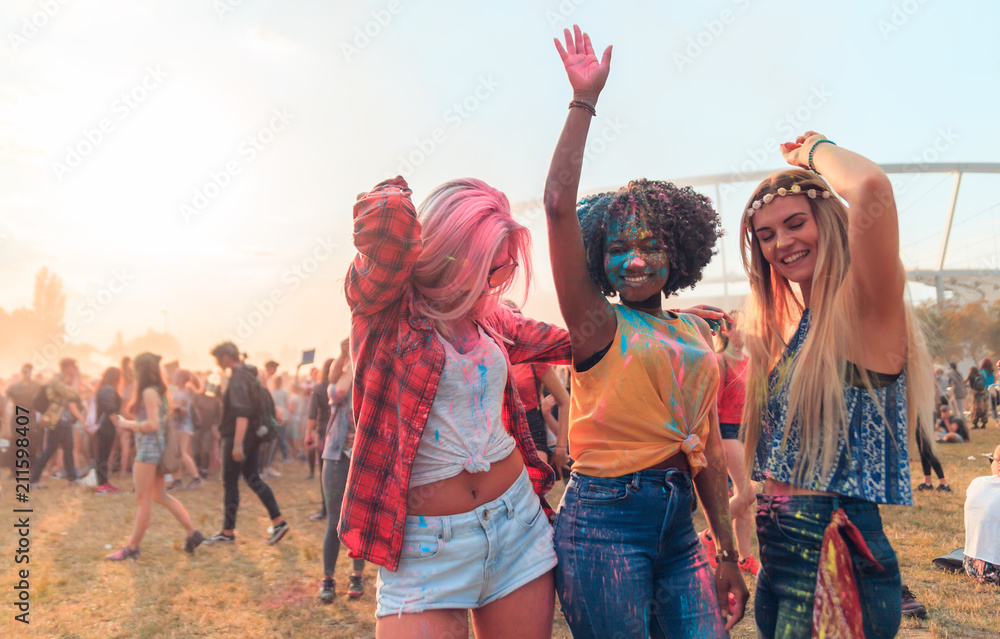 多民族女孩身着彩色粉末舞，庆祝夏季假日