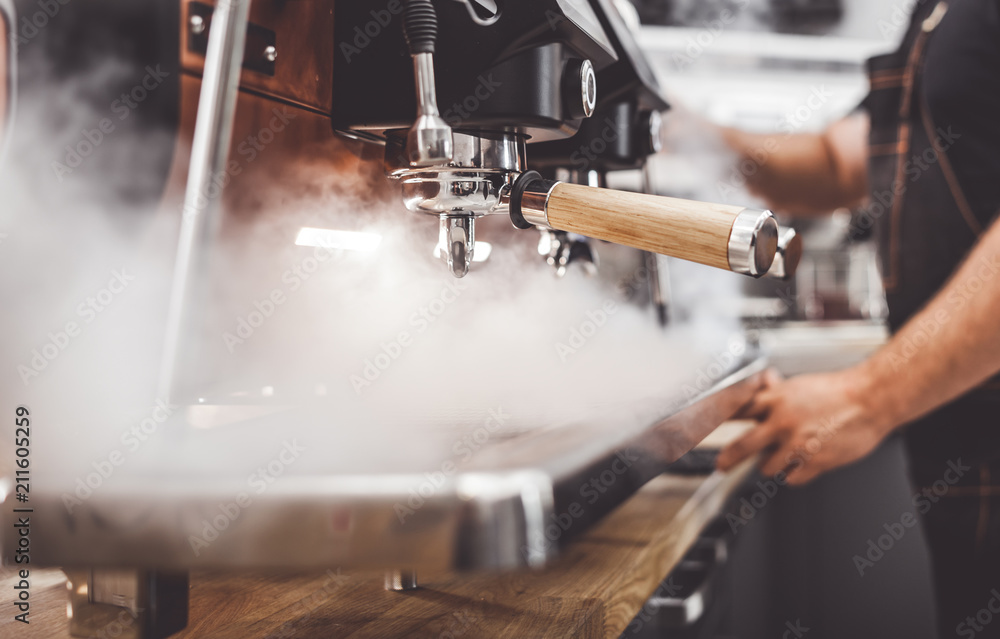 蒸汽咖啡机，咖啡师在咖啡馆准备咖啡