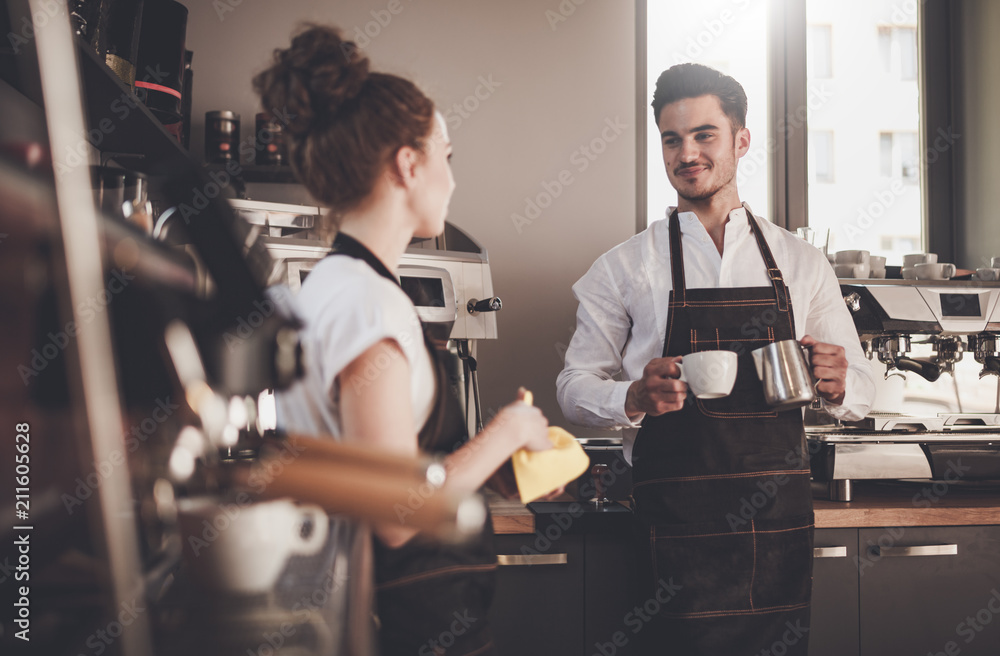 咖啡馆生意，咖啡馆工作期间的专业咖啡师团队