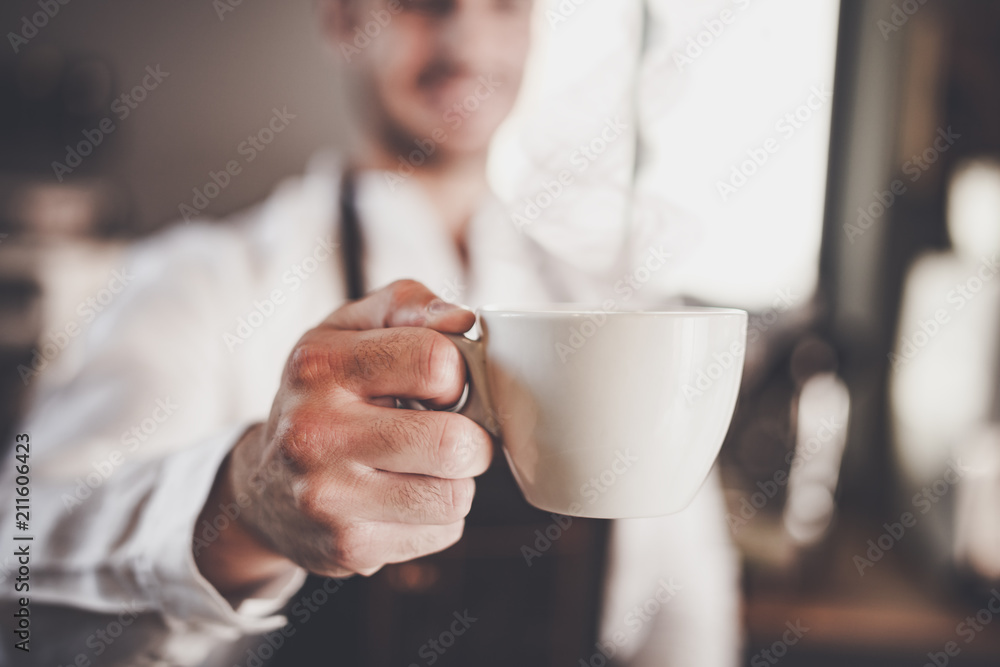 咖啡师在咖啡馆献上一杯热咖啡