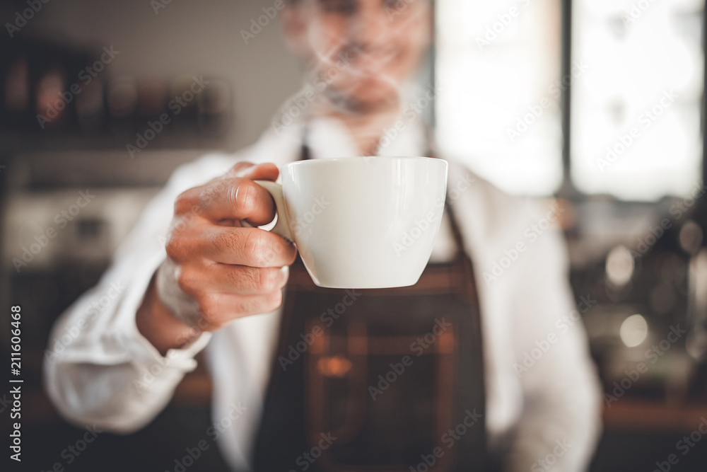 咖啡师在咖啡馆、咖啡店营业时赠送一杯热咖啡