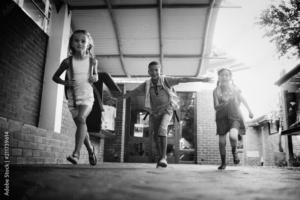 孩子们在学校走廊里跑步