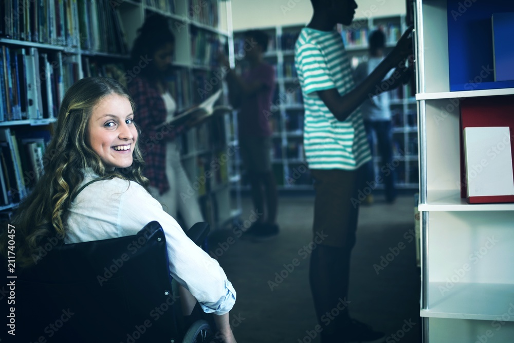 图书馆里坐轮椅的残疾女孩