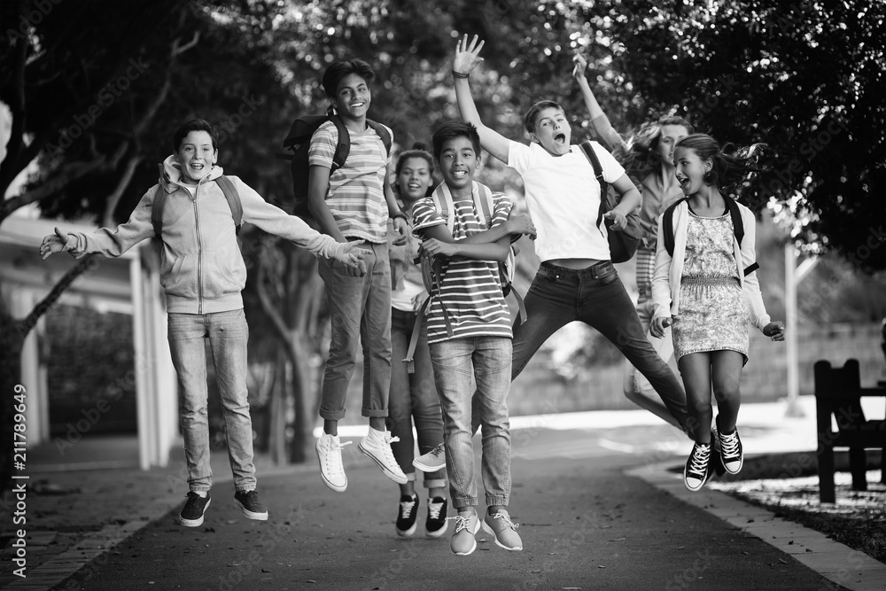 微笑的学校孩子在校园里的路上玩得很开心
