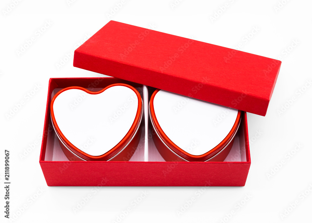 白色背景下红色包装的心形蜡烛。