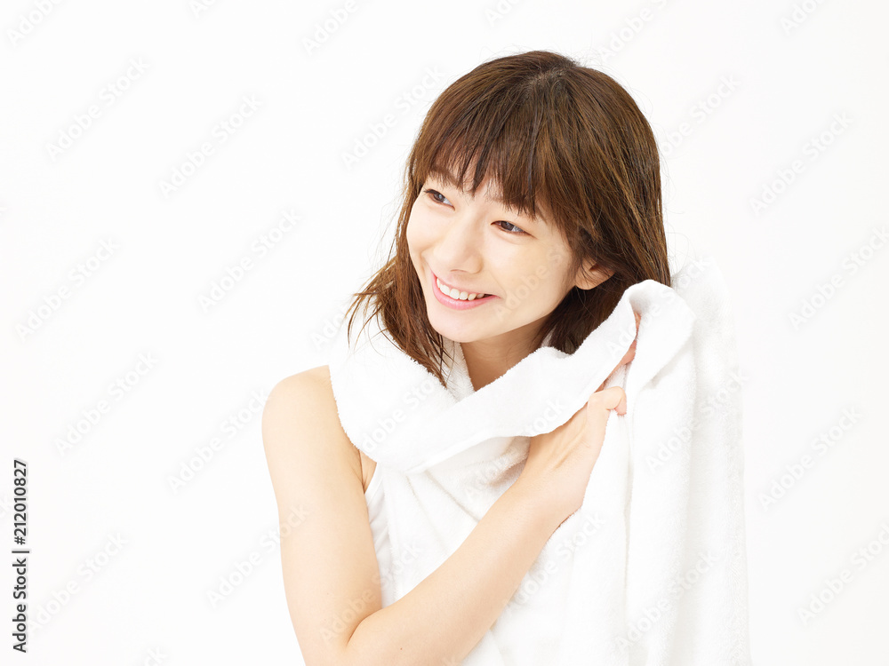 お風呂上がりに髪を拭く女性