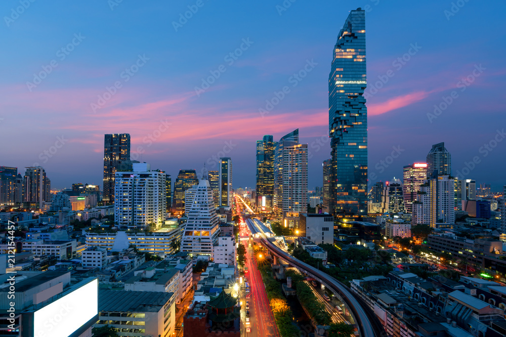 泰国曼谷，黄昏时的曼谷交通与现代商务大厦俯视图。