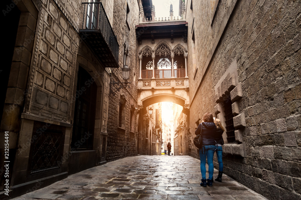 巴塞罗那的女性旅游观光——加泰罗尼亚巴塞罗那的巴里哥特式区和叹息桥